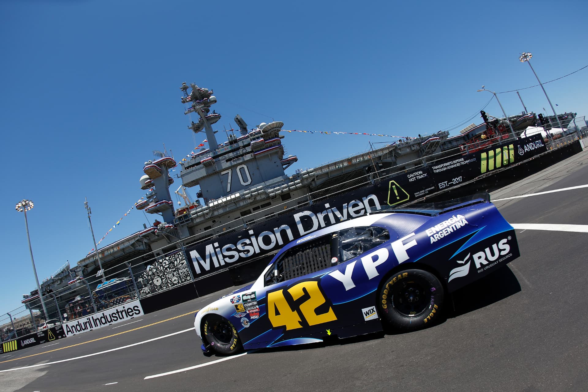 Baltazar Leguizamon junto a su auto NASCAR #42